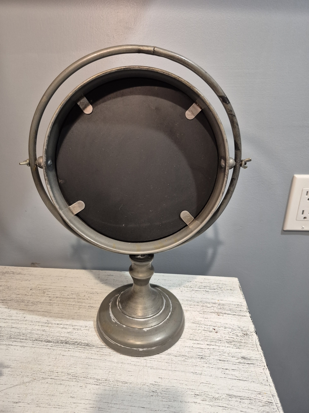 Vintage-Style Round Tiltable Vanity Mirror in Aged Bronze Excellent Condition - Picture 7 of 10
